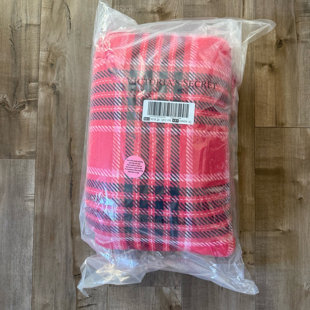 NEW Victoria's Secret Cozy Plush Blanket Throw Plaid Red‎ Holiday 50 x 60 Inch